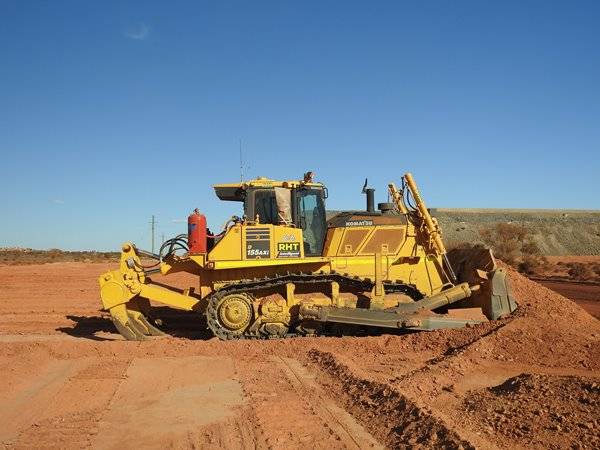 RHT-Komatsu-D155AXi-8-pushing-dirt2-(1).jpg